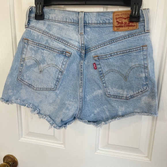 Levi’s 501 Women’s Shorts Sz 27 Denim Jean High Rise 99% Cotton Blue Bleached - Picture 3 of 6
